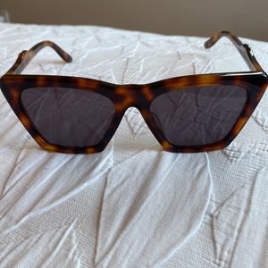 illesteva Lisbon Sunglasses - tortoise